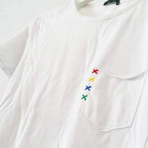 Ännu en lite färggladare t-shirt i påskens ära 💛🐣 Denna har några färgglada stygn på bröstfickan, samtidigt som den har en liten blandning av färger i trycket 