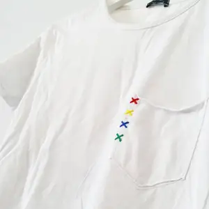 Ännu en lite färggladare t-shirt i påskens ära 💛🐣 Denna har några färgglada stygn på bröstfickan, samtidigt som den har en liten blandning av färger i trycket 