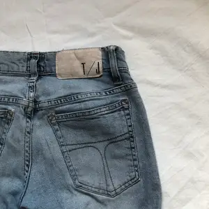SUPERSNYGGA jeans från Tiger of Sweden 🐅!!!!! Säljer pga för små. De är i strl 26/32. I normalt använt skick 🤍🤍 i den PERFEKTA färgen. 