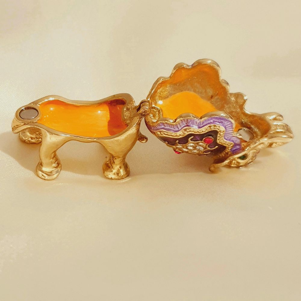 đFĂRST TILL KVARNđ En liten jĂ€ttesöt & dekorativ elefant. Köpte den som en souvenir frĂ„n Dubaiđ GuldfĂ€rgad jĂ€rn, tĂ€ckt av pĂ€rlemor, smĂ„ kristaller & drag som pĂ„minner om kulturen. Som en liten ask avsedd för smĂ„ örhĂ€ngen vid nattduksbordet, eller som dekorationâšVill bli av med ASAP! đ Frakt: 30kr. Accessoarer.