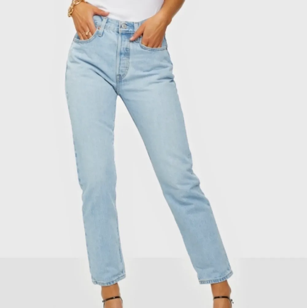 FRAKT INGÅR I PRISET!                                                  Säljer mina Levi’s 501. Köpte de här på Plick men de var förstora i midjan, därför säljer jag de! Storleken är W25 L26. Fråga gärna frågor å titta gärna min profil för mer fina kläder!❤️ . Jeans & Byxor.