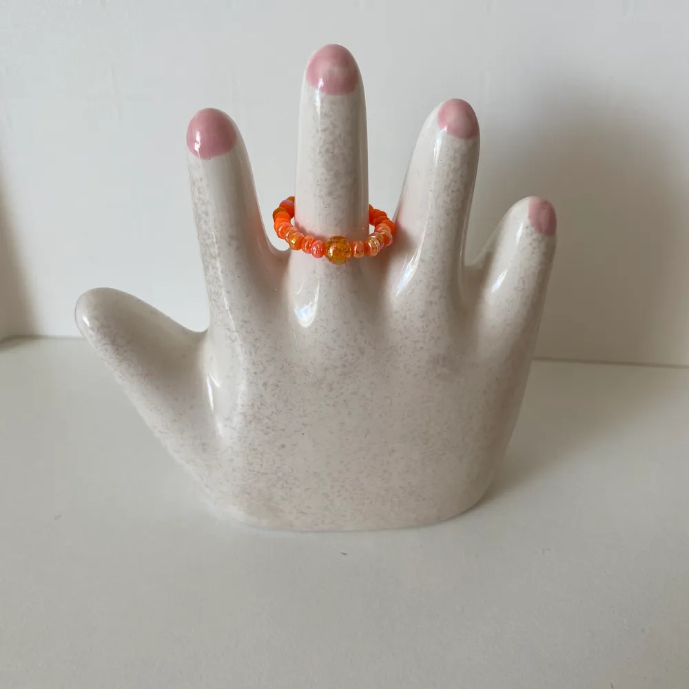 Handgjord orange ring!  . Accessoarer.