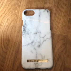 Marmor skal - Ett ideal of sweden skal med marmor ”tryck” har en liten skada i högra kanten! passar iphone 6,7,8