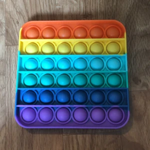 Pop it - Fyrkantig popit som är regnbågs färgad, inga skador eller liknande. Bra skick