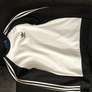 Adidas tröja st S - En adidas tröja i riktigt bra skick, säljer idag för 200 kr, ordinarie pris 800kr