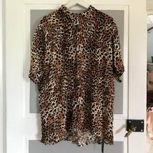 En jätteskön sladdrig och tunn skjorta med leopardmönster. Köpt på Lager 157 i storlek XL. Använd ca 1 gång:/ säljer pga att den inte används. 90kr + frakt❤️