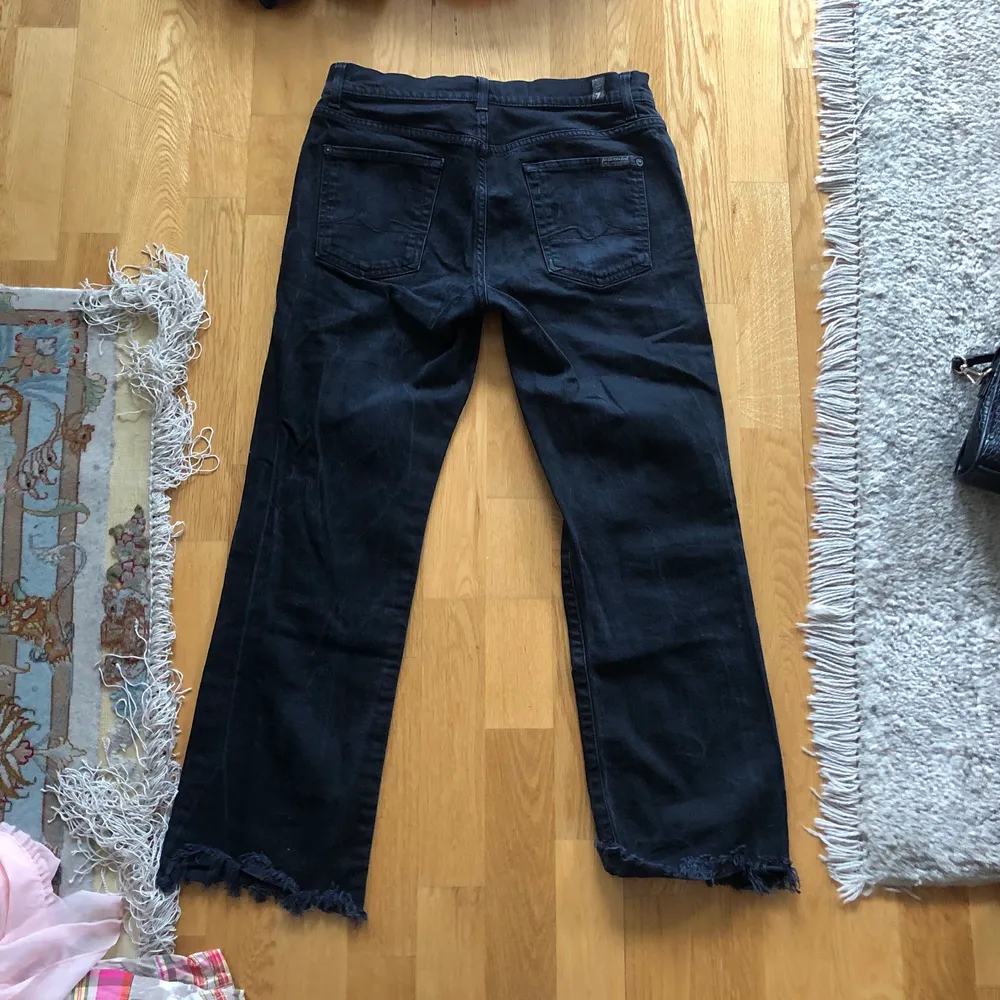 assnygga svarta jeans som är distressed nedtill från märket All 7 Mankind. Jeans & Byxor.