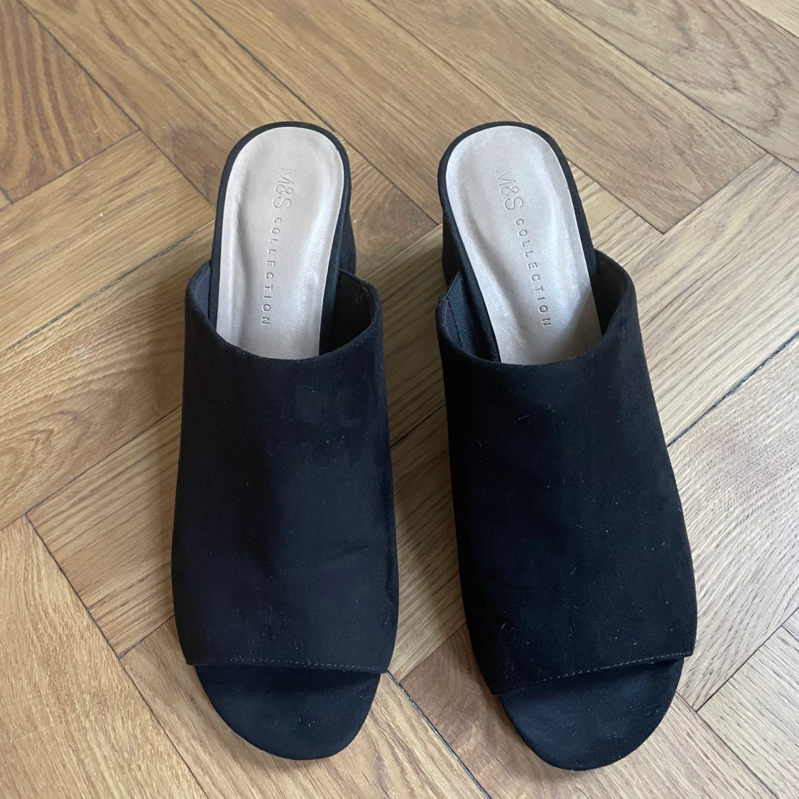 Svarta mockasandaler