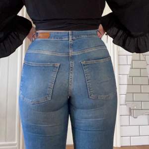 Blå tajta jeans från Never Denim/bikbok. Väldigt tajta men det är mycket stretch. Endast använda ett fåtal gånger så de är i mycket bra skick!