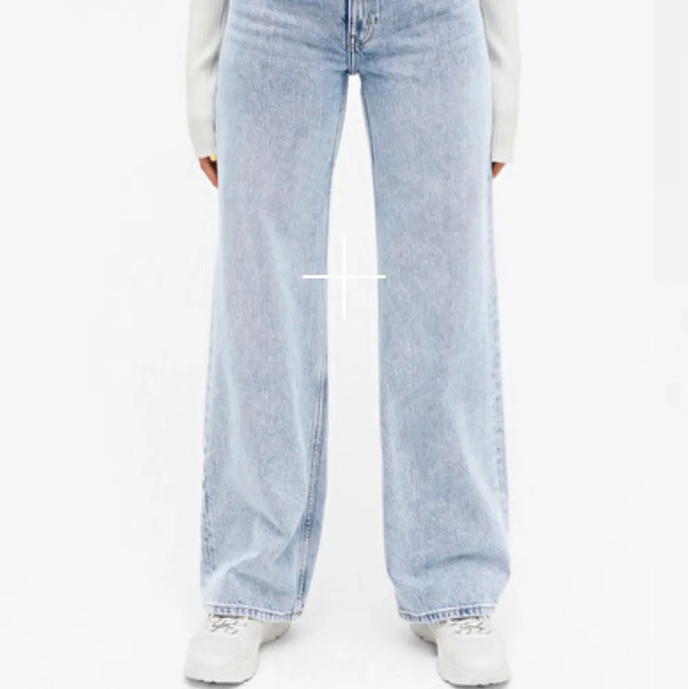 Säljer dessa jeans från monki i modellen yoko, stl 25💙 Dem är använda men ser ut som nya! Hör av dig vid minsta fråga! Köparen står för frakten.. Jeans & Byxor.