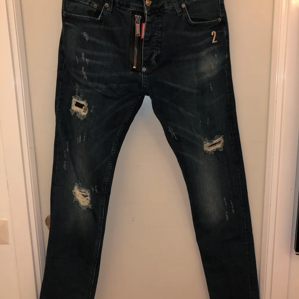 Knappt använda jeans Dsquared2 jeans i storleken 48.  Vid frågor kring hur storlekarna, så är det bara att hojta till.  Jeansen är i toppkvalitet och bättre än så kommer du inte att hitta.. Jeans & Byxor.