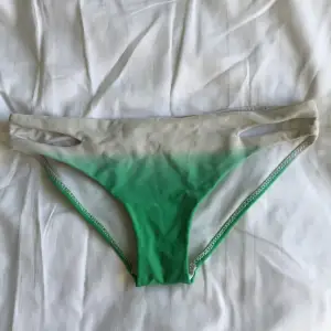 Cool grön och vit bikinitrosa 💚🤍