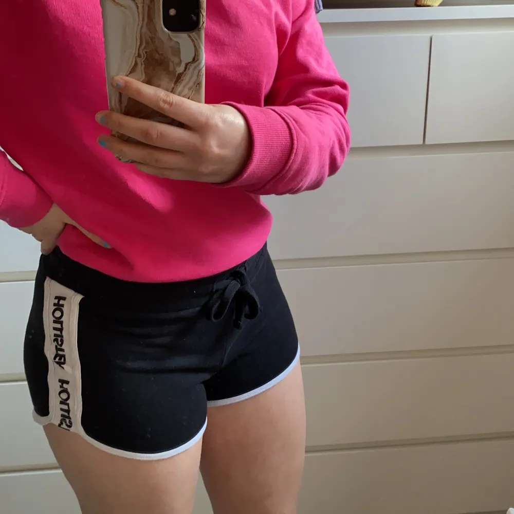 Mjukisshorts ifrån hollister storlek xs (jag är en M därav sitter de väldigt tight). Shorts.