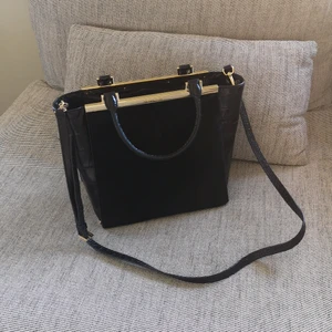 Otroligt fin äkta Michael Kors köpt i USA dustbag o kvitto finns fina detaljer!  - Kan skicka fler bilder 🥰