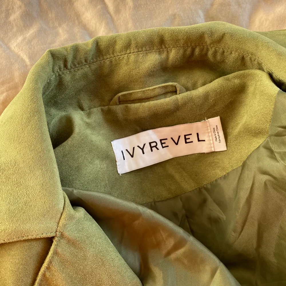 Sååååå snygg jacka i mocka från Ivy Revel 🥵 världens snyggaste, tyvärr för liten för mig nu 😭 bästa jackan, fick alltid en miljon komplimanger för den . Jackor.