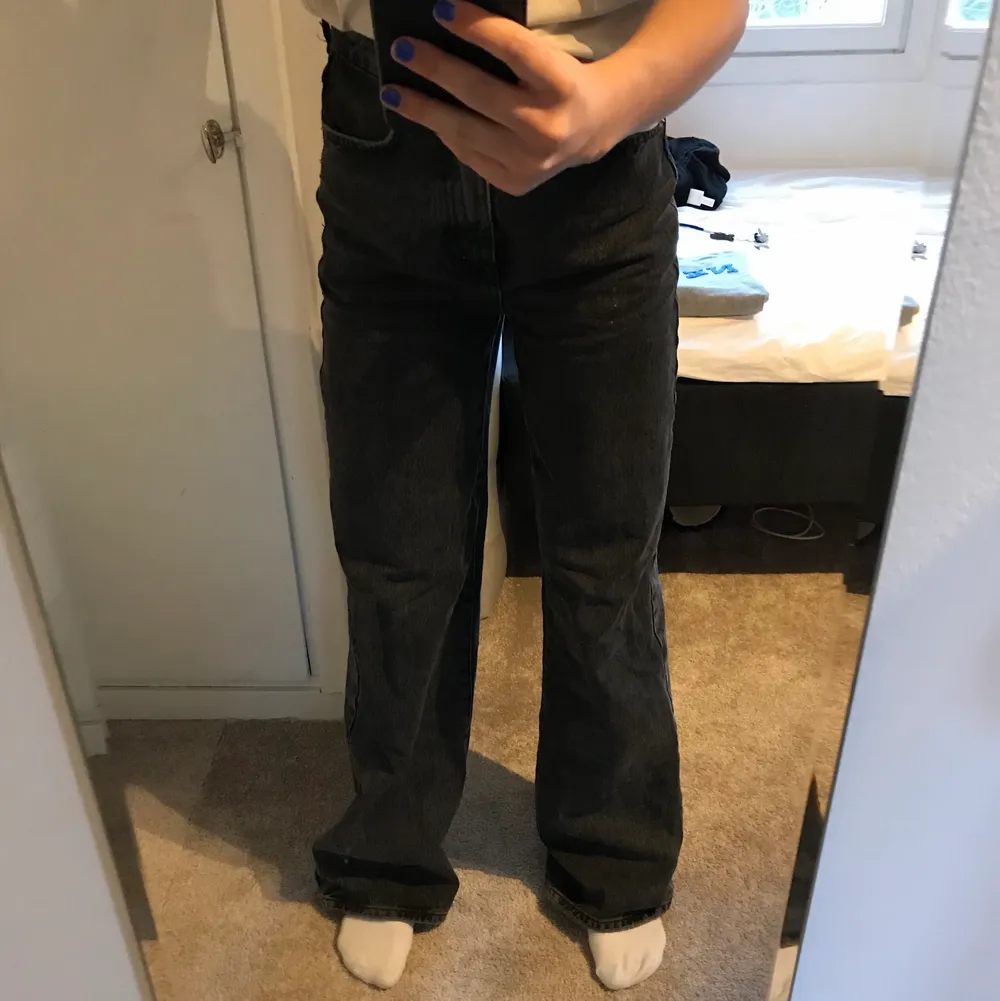 Ett par gråa jeans från ginatricot i storlek 32! Fick dessa av min syster men säljer pågrund av att de är förstora🦋. Jeans & Byxor.