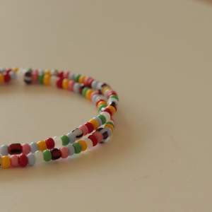 Handgjort pärlhalsband i härliga färger perfekt till sommar och vår💛 ca 46 cm långt, gjort med elastisk tråd