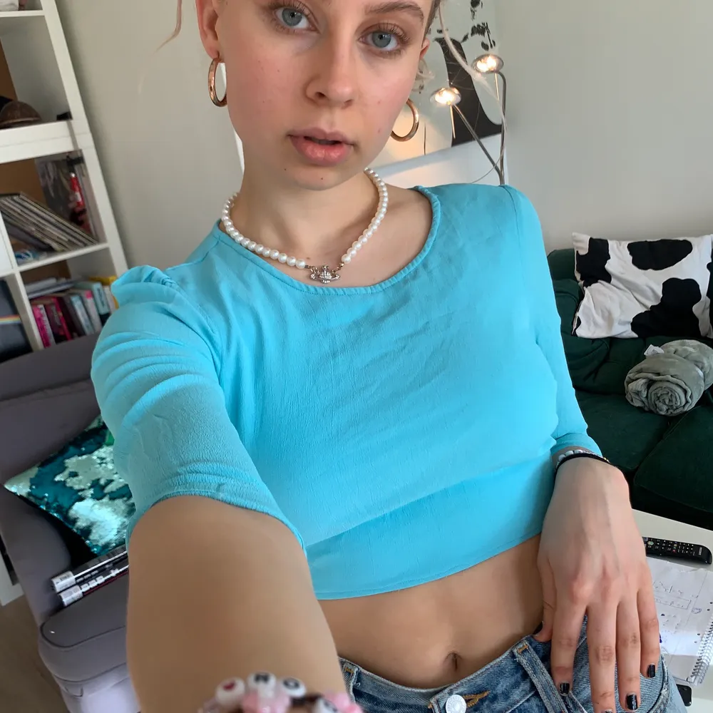 Baby blue crop top med tie up back. Skiiiittrendig både med förgen och modellen. Jag har sytt om den sjölv då det brukade vara en blus. Den är i low stretch men asfin verkligen. Tröjan kommer oxå med en matchande scrunshie. Toppar.