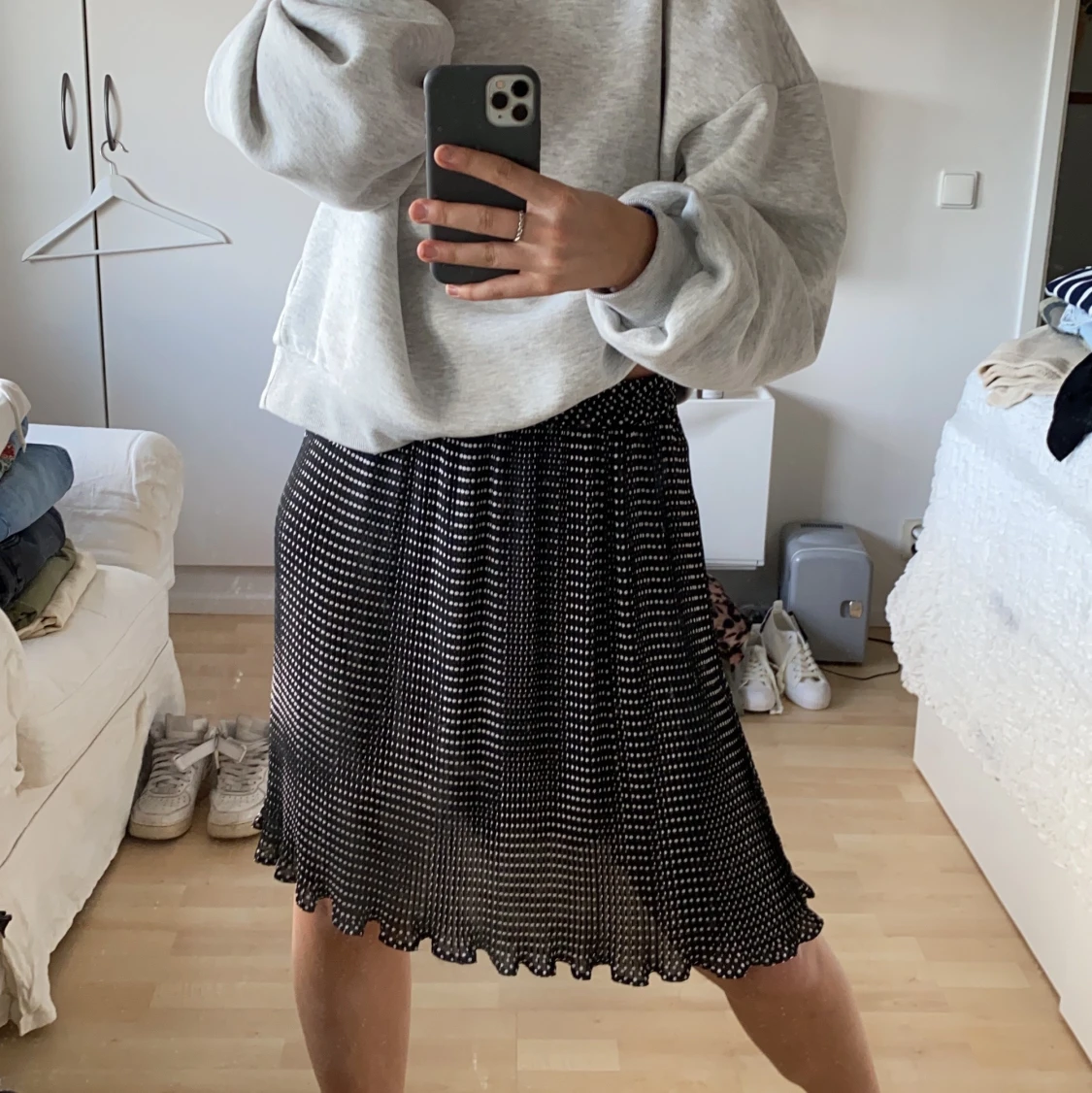 Svart prickig kjol strl. 42!