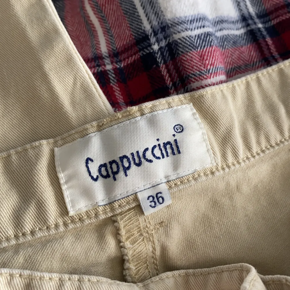 Beige jeans från Cappuccino i strl 36🤎 endast använda ett fåtal gånger . Jeans & Byxor.