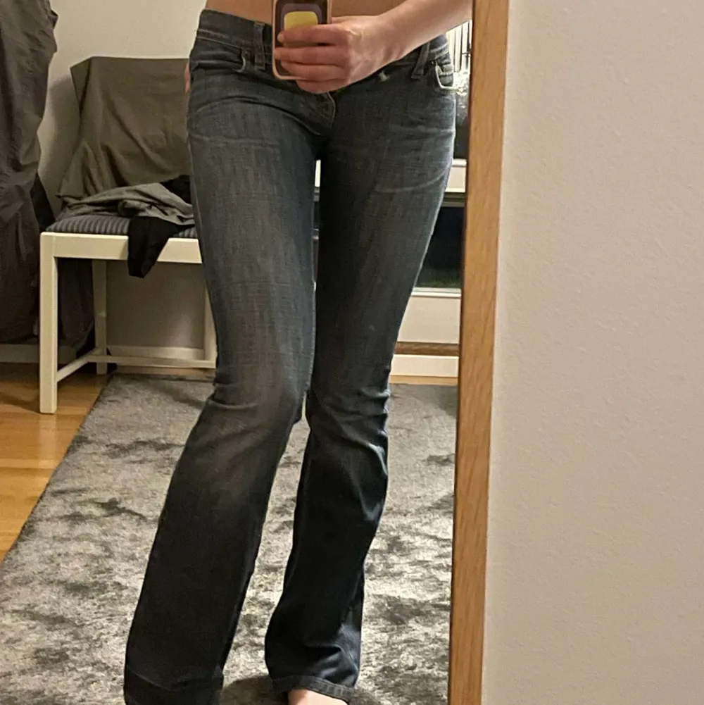 Assnygga lågmidjade bootcut jeans, gylfknappen sitter dock löst men går säkert att fixa enkelt! Jag är 169, frakt tillkommer!💓💓. Jeans & Byxor.