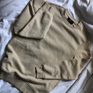 Beige sweatshirt - Beige sweatshirt från hm i nyskick. Strl XS i herrmodell🤍fraktkostnad tillkommer.