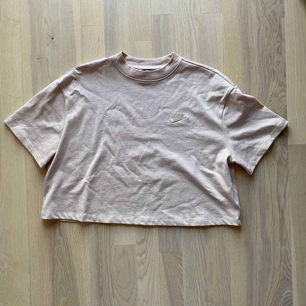 Crop tshirt från Nike i size L, jag är själv xs/s men gillar att den är extra oversize men croppad.. T-shirts.