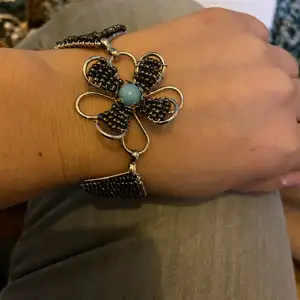 Armband med blomma 