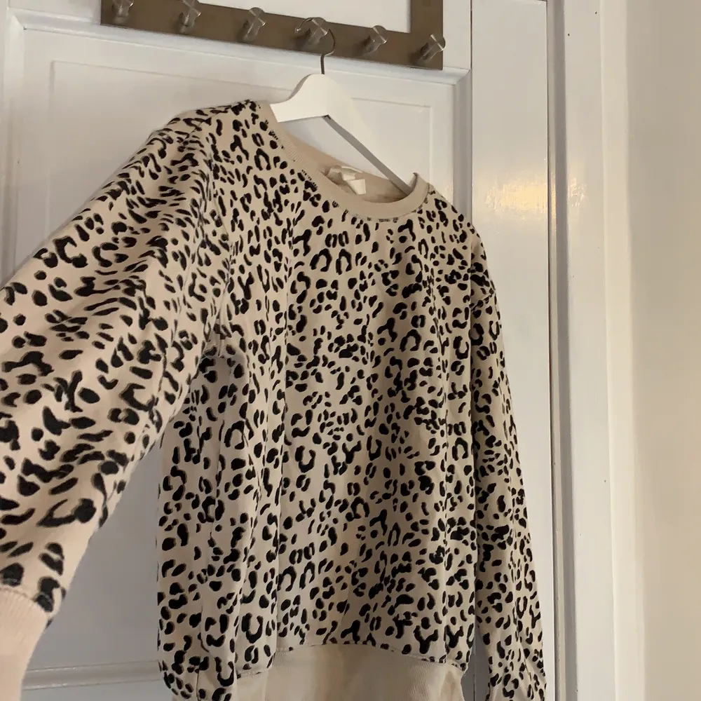 En fin sweatshirt med leopard mönster! Säljes pga använder aldrig!. Tröjor & Koftor.