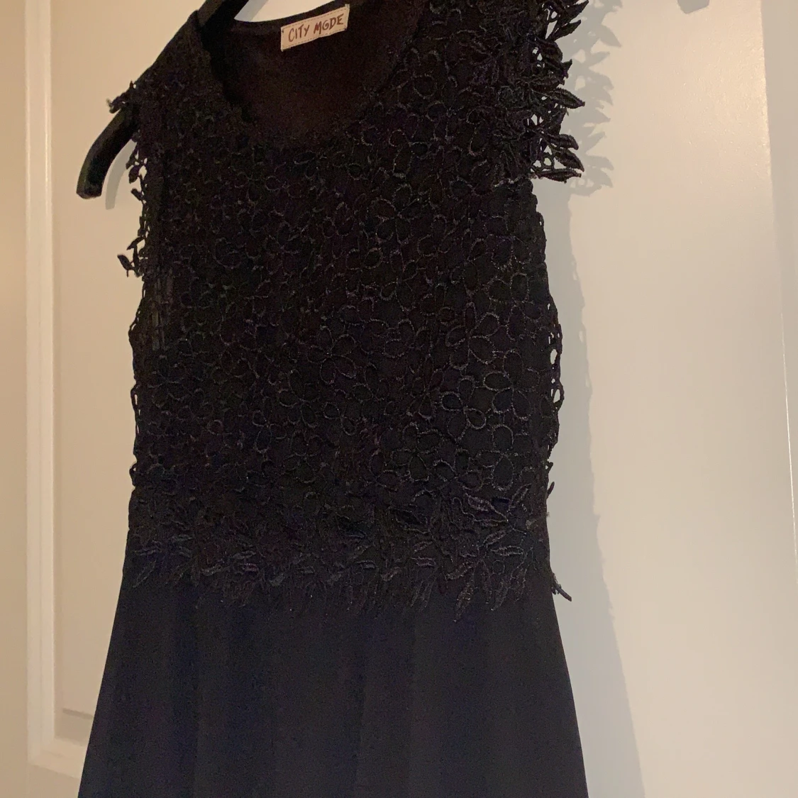 Söt svart klänning med blomdetaljer - 90