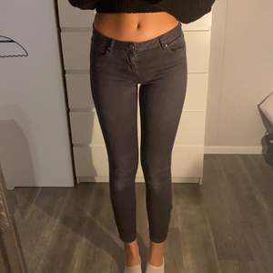 Low waisted zara jeans i storlek 36, grå svarta ca 3 år gamla 