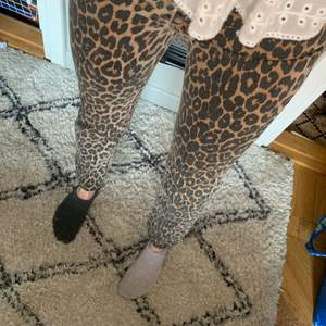 Coola leopard jeans ifrån zara i storlek 34. 