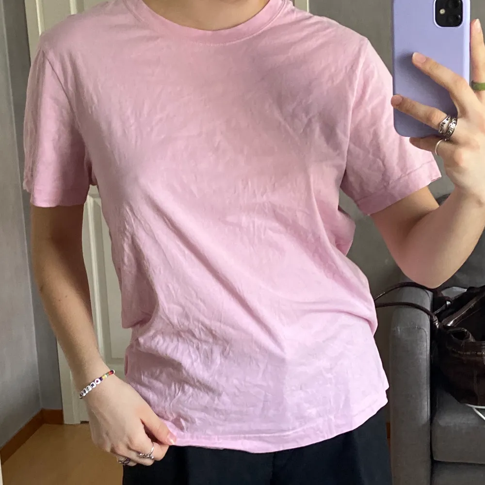En fin skön rosa tshirt från weekday, köpt på herravdelningen för en större fit. . T-shirts.