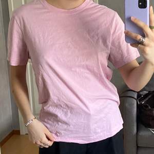 En fin skön rosa tshirt från weekday, köpt på herravdelningen för en större fit. 