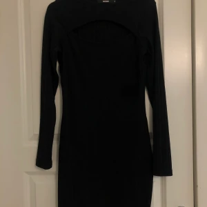 Klänning med cutout - En klänning med cut out vid bröstkorgen. Tight och ger fin form