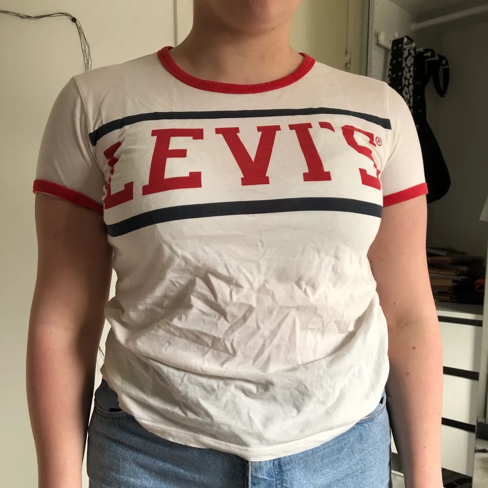 Fin Levi's t-shirt i storlek S. Ganska använd men är fortfarande i bra skick. Sitter bra i storleken. 80kr + frakt. T-shirts.