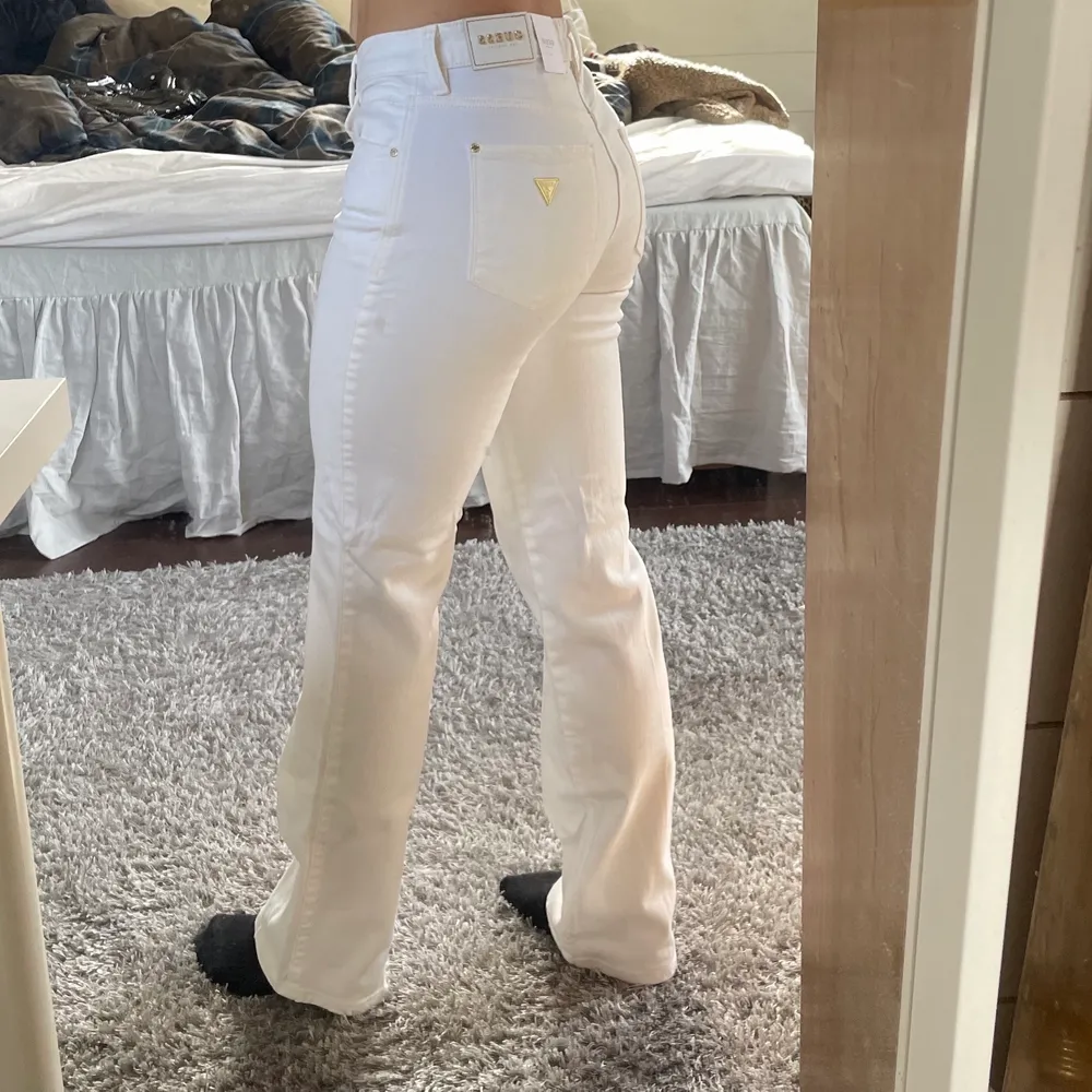 Vita raka jeans från guess i storlek 24 i midjan och 29 i längden. De har lappen kvar och är aldrig använda! Nypris: 999 kr!. Jeans & Byxor.