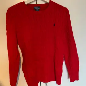 Röd kabelstickad Ralph Lauren tröja. 