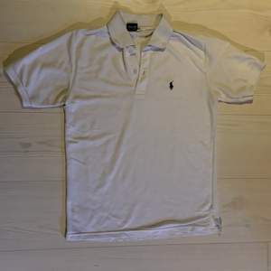 Säljer en vit t-shirt med krage från Ralph Lauren i storlek L