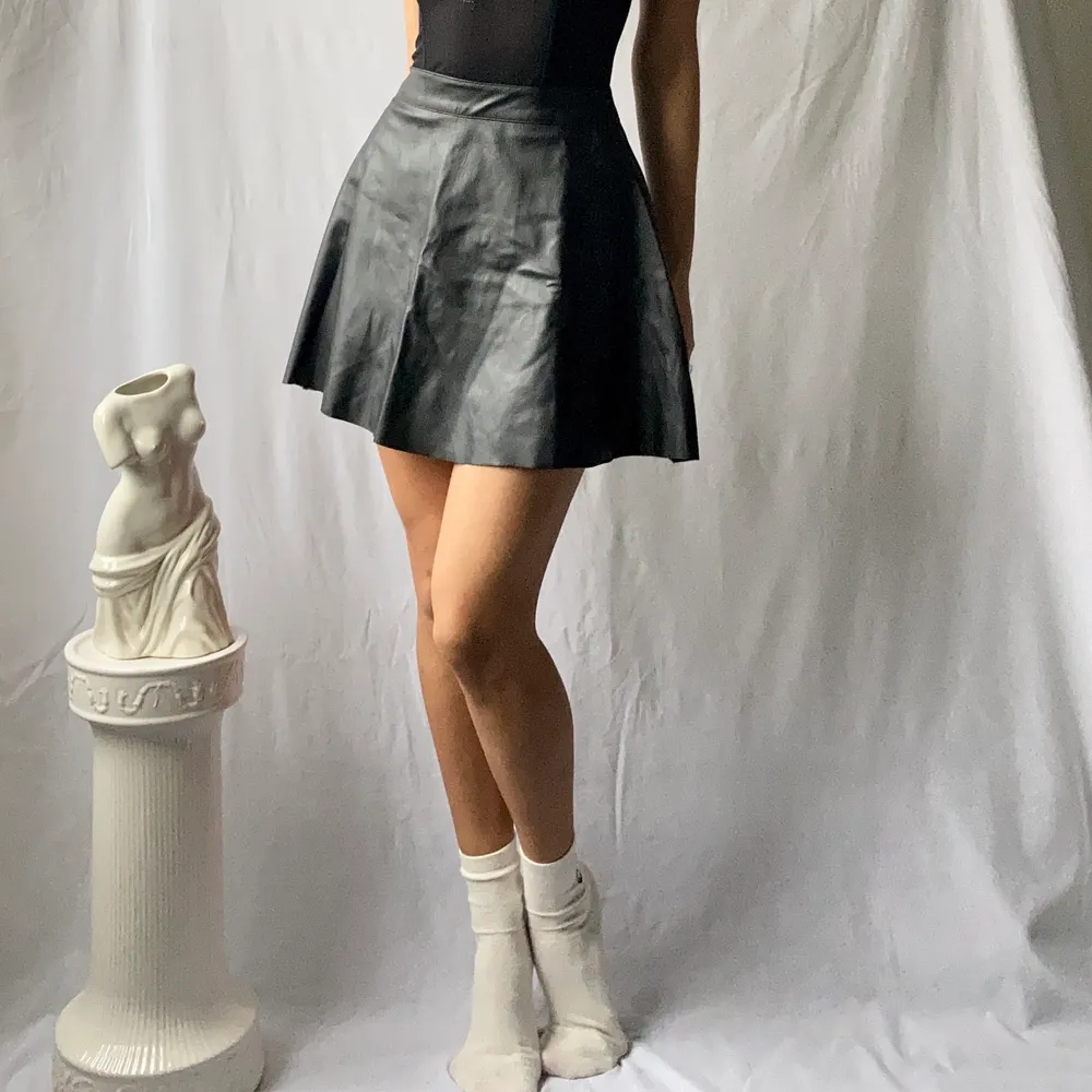🌊 CUTE BLACK PVC LEATHER SKIRT WITH SILVER BACK ZIP  • SIZE - XS / EU 34 • BRAND - Pins & Needles • MATERIAL - PVC Leather, Suede, Polyester . Kjolar.