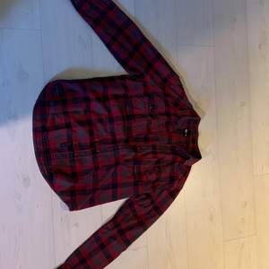 Säljer en röd/grön/svart rutig skjorta i storlek M