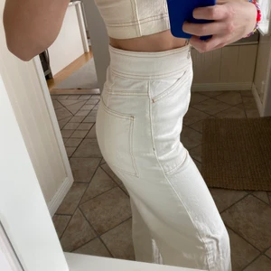 Weekday byxor beiga  - Beiga weekday byxor med bruna sömmar. Använda max 5 gånger, är som nya. Köppte för 600kr. Högmidjade och långa i benen. Köparen står för frakt 🌸💕