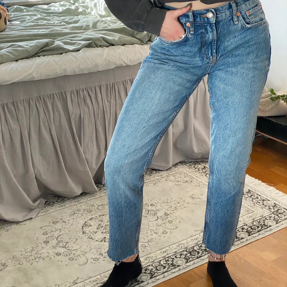 Ett par jeans från zara i en väldigt snygg blå färg. Endast använda fåtal gånger. Jag är 168 cm och bär vanligtvis storlek S/36 !:). Jeans & Byxor.