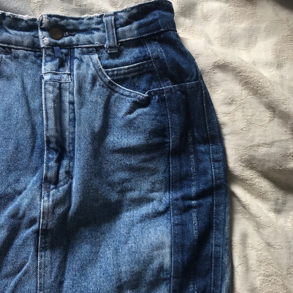 Jeans kjol köpt på humana secondhand. Den är i två nyanser. Sitter skit fint tajt. Skulle säga den passar en xs, den sitter lite tajt på mig som brukar ha s unegfär. Fraktar bara just nu, köparen står för frakten.  . Kjolar.