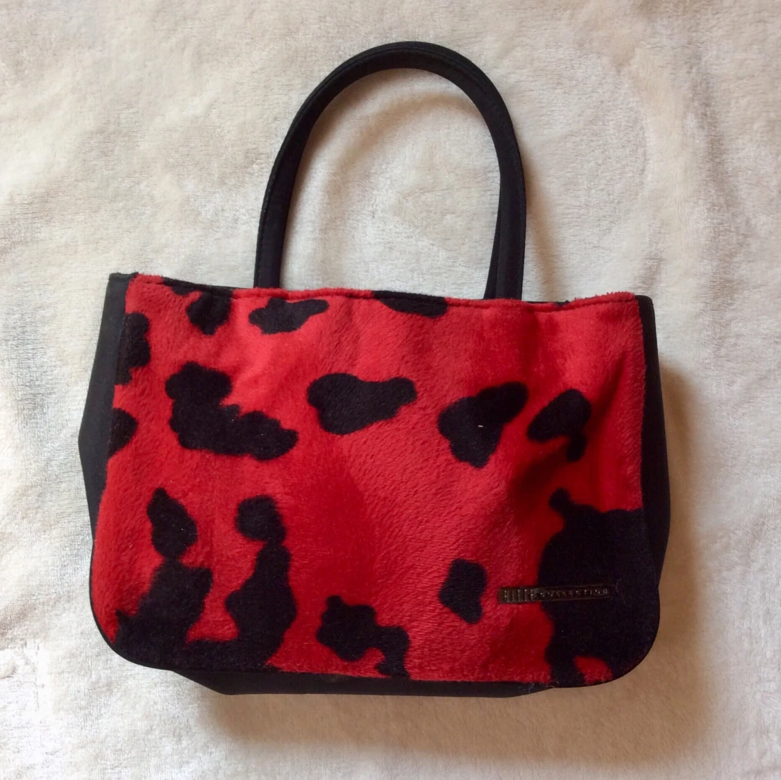 Söt handväska med rött komönster/ cow print