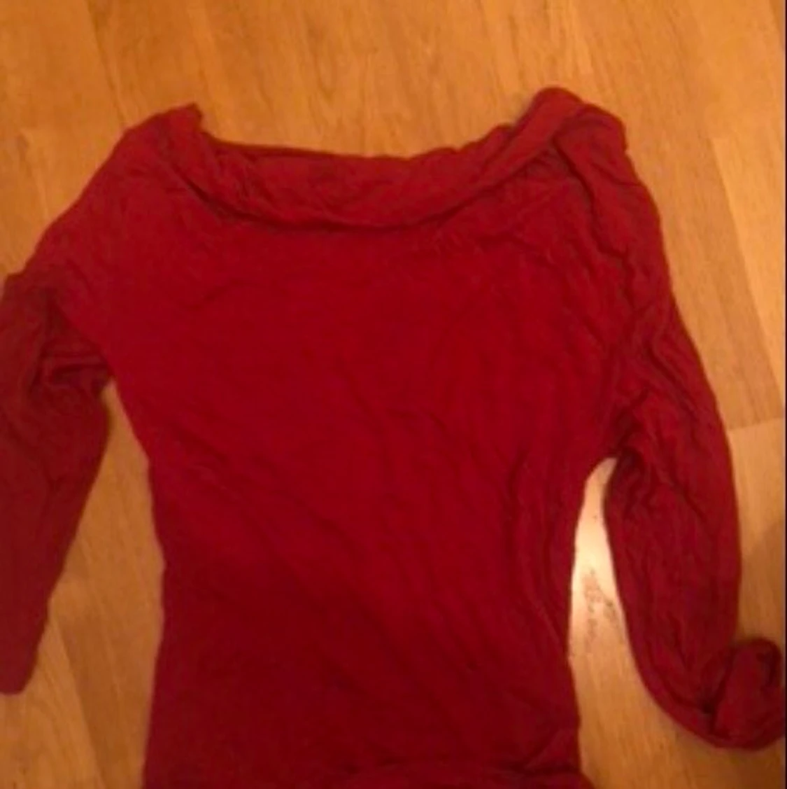 SNYGG U-RINGAD RÖD TRÖJA!