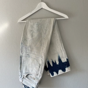 Coola jeans - Jätte snygga jeans från HM. Straight leg, high waist. För långa för mig så fick aldrig användning.