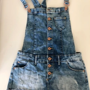 Hängsleshorts - Supersöta! Säljer då de blivit för små, passar till en gullig tshirt eller tröja. Pris kan diskuteras! 