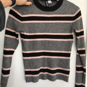 Stickad/ribbad tröja  - En randig tröja från H&M, allmänt mysig. Storlek S, pris kan diskuteras 