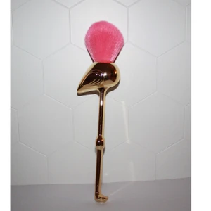 sminkborte från Tarte cosmetics  - Ny Sminkborste från Tarte kosmetics, i en flamingo form, Large powder brush. färg : rosa och guld, frakt 12kr